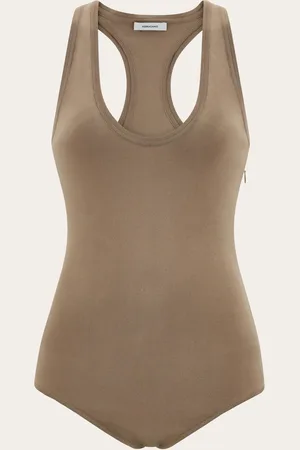 Salvatore Ferragamo Der Strickbody mit tiefem Ausschnitt und der Ballett-Mode nachempfundener Konstruktion wird zum Hauptelement der neuen Kollektion, bei der das Layering und die Wechselspiele der Nuancen eine neue Idee der Femininität definieren