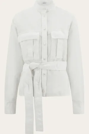Salvatore Ferragamo Die praktischen Elemente der Tropenbluse vereinen sich mit dem strahlenden Baumwoll-Viskosegewebe mit fließendem Material-Effekt; sie kann auf der Haut oder als Overshirt getragen werden