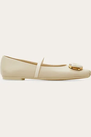 Salvatore Ferragamo Frisch und kostbar: Die -Ballerina wird in einer aktuellen Variante mit Ballettdetails wie kantiger Spitze, Gummiband über dem Spann und Beutelkonstruktion mit Kräuselungen neu interpretiert