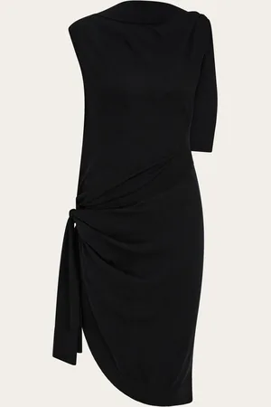 Salvatore Ferragamo Aus seiner neuen ästhetischen Vision lässt Maximilian Davis ein Strickkleid mit asymmetrischer Konstruktion entstehen: Ärmel, Abschlüsse und verkürzte Maschenreihen verflechten sich und umschließen die Silhouette in einer kreative Übung