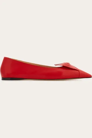 Salvatore Ferragamo Eine weiche Lederschleife umschließt die Zehen und ziert diese spitz zulaufende Ballerina mit Eleganz