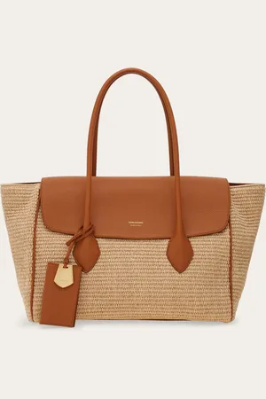 Salvatore Ferragamo Im großstädtischen Sommer-Mood zeigt sich diese neue Tragetasche aus handgeflochtenem Bast mit kontrastierenden Lederdetails