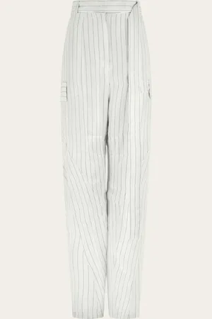 Salvatore Ferragamo Zeitgemäße, feminine Neuinterpretation der Cargo-Hose, bei der praktische Details mit der fließenden Sinnlichkeit des Gewebes verschmelzen