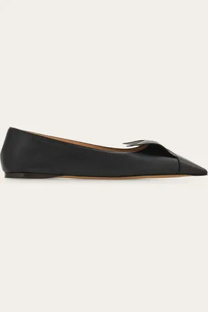 Salvatore Ferragamo Eine weiche Lederschleife umschließt die Zehen und ziert diese spitz zulaufende Ballerina mit Eleganz
