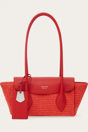 Salvatore Ferragamo Tragetasche mit konzeptueller Linie, die im sommerlichen Stil aus geflochtenem Bast neu interpretiert wurde und in den saisonalen Farben angeboten wird