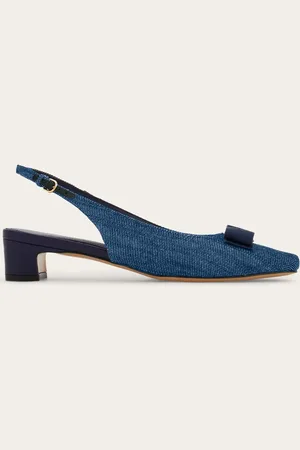 Salvatore Ferragamo Mit seiner leicht kantigen Kappe und der Ripsbandschleife bestätigt sich der Slingback als Protagonist des neuen Großstadtstils