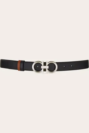 Salvatore Ferragamo Eine coole Evolution des ikonischsten Gürtels der Marke, in zweifarbiger Wendeausführung für individuelles Styling