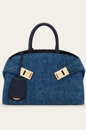 Salvatore Ferragamo Hug Tasche mit kompakten Maßen und der ikonischen, einhüllenden Form, sowie goldenen Gancini-Schnallen auf der Vorderseite