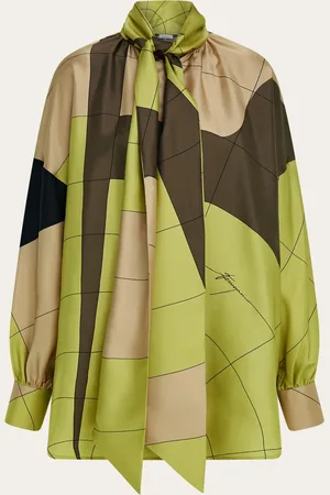Salvatore Ferragamo Eine raffinierte Weiterentwicklung der Bluse aus reiner Seide mit dem Parachute-Print in den pudrigen Farben der Kollektion