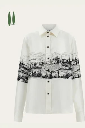 Salvatore Ferragamo Diese Bluse aus Bio-Seide ist Teil der Kollektion Back to Earth und eine Hommage an die landschaftliche Schönheit der Toskana mit einem Schwarz- -Print, der sich als raffiniertes Kontinuum um Oberkörper und Ärmel zieht