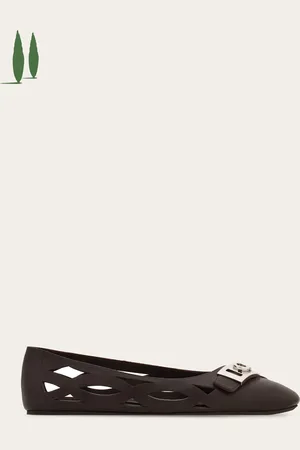 Salvatore Ferragamo Eine feminine und in ihrem Inneren nachhaltige Ballerina mit abgerundeter Kappe und perforiertem Obermaterial aus Kalbsleder