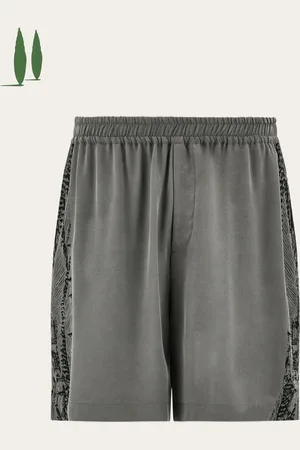 Salvatore Ferragamo Die coolsten Bermudashorts für den Sommer sind aus reiner Seide gefertigt, mit einem elastischen Einsatz am Bund und Tunnelzug, um besonders entspannte Tage mit einem easy-schicken Stil anzugehen