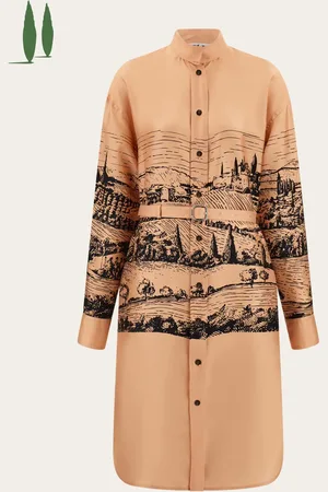 Salvatore Ferragamo Dieses Hemdkleid aus reiner Seide, Teil der Kapselkollektion Back to Earth, ist eine Hommage an das Wesen selbst des Luxus, als perfektes Gleichgewicht zwischen Natur und Handwerkskunst