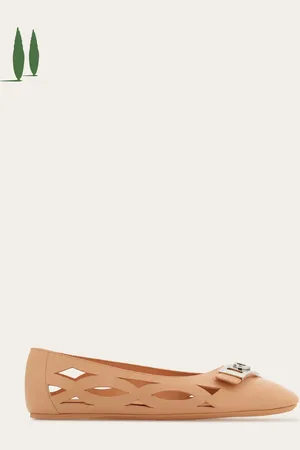 Salvatore Ferragamo Eine feminine und in ihrem Inneren nachhaltige Ballerina mit abgerundeter Kappe und perforiertem Obermaterial aus Kalbsleder