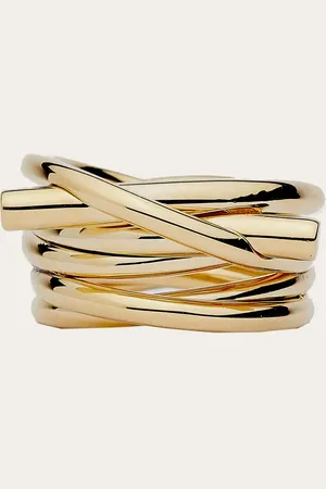 Salvatore Ferragamo Moderne Minimal-Linie in goldenem Finish als brillanter Touch: So kommt der neue -Ring, bei dem das ikonische Gancini-Motiv mit individueller Kreativität zeitgemäß gestaltet wird