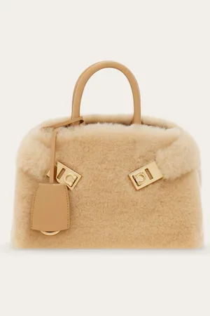 Salvatore Ferragamo Neuer Glamour à porter: Die Mini-Variante der Hug Bag aus weichem Merino ist mit Details aus glattem Kalbsleder kombiniert, die eine elegante Note verleihen