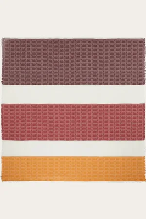 Salvatore Ferragamo Das edle und vielseitige Baumwolltuch kommt in Jacquard-Verarbeitung mit einem Gancini-Muster in Layering-Optik