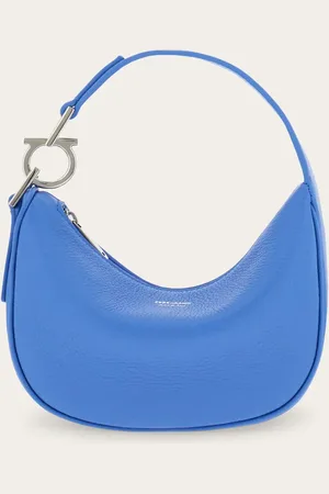 Salvatore Ferragamo Abgerundete Formen und eine weiche Struktur, die sich an den Körper schmiegt: diese Mini Hobobag ist das coole Accessoire, das man stets bei sich haben muss