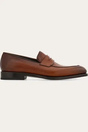 Salvatore Ferragamo Eleganter Loafer mit schmal zulaufender Kappe, die durch eine handgefertigte Doppelsteppnaht betont wird