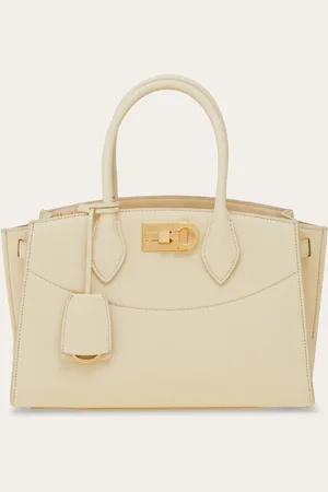 Salvatore Ferragamo Diese neue Henkeltasche gehört zur Studio Kollektion und zeigt sich mit geometrischen Formen und einer Funktionsgerechtigkeit, die für die moderne Frau gedacht ist
