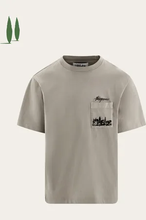 Salvatore Ferragamo Das T-Shirt in kompaktem Jersey aus Biobaumwolle ist Teil der Kapselkollektion Back to Earth