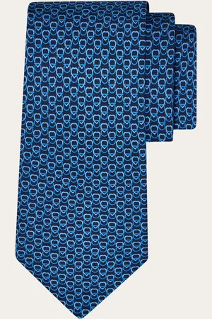 Salvatore Ferragamo Romantische Note für besonders formelle Outfits: Diese Seidenkrawatte ist mit einem raffinierten Muster aus mit Gancini-Elementen verflochtenen Herzen verziert