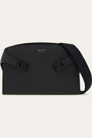 Salvatore Ferragamo Neue Kuriertasche mit von der Hug-Kollektion inspirierten Formen, aus üppigem gehämmertem Leder und mit satinierten Schnallen