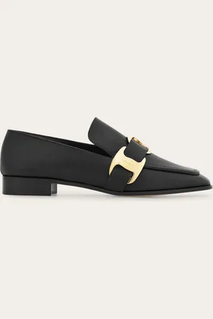 Salvatore Ferragamo Mit der kantigen Linie seiner Kappe und der wulstigen Steppnaht kommt dieser Loafer als neues Statement-Stück urbaner Outfits