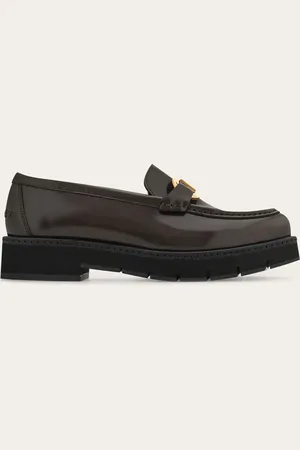 Salvatore Ferragamo Loafer in Mokassin-Machart mit britischer Optik: Vorderblatt mit Wulstnaht, verziert mit einem Gancini-Ornament in Gold-Ausführung
