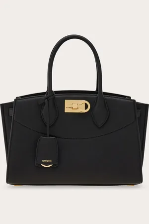 Salvatore Ferragamo Diese neue Henkeltasche gehört zur Studio Kollektion und zeigt sich mit geometrischen Formen und einer Funktionsgerechtigkeit, die für die moderne Frau gedacht sind