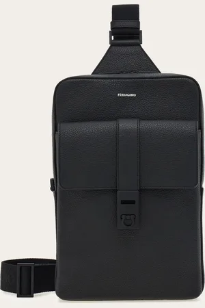 Salvatore Ferragamo Einschulter-Design und perfekte Funktionsgerechtigkeit prägen dieses Modell mit großer Fronttasche und Hug Schnalle