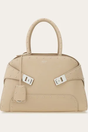 Salvatore Ferragamo Rockig-schicke Interpretation der Hug Handtasche mit Kanten und konturiertem Boden, verziert mit abgerundeten Metallnieten