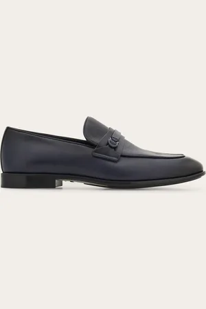 Salvatore Ferragamo Eleganter Loafer mit mandelförmiger Kappe und einem mit vorstehender Paspel betonten Vorderblatt