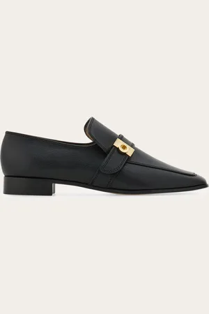 Salvatore Ferragamo Die Hug-Schnalle mit Gold-Finish verleiht diesem Mokassin mit 70ger-Jahre-Linie einen ikonischen Touch