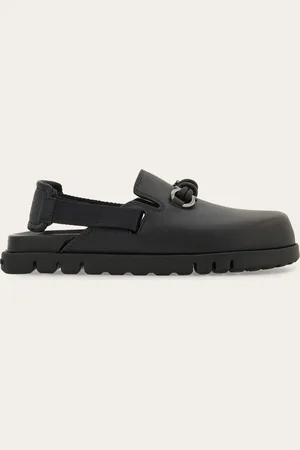 Salvatore Ferragamo Pantolette mit abgerundeter Linie der Kappe, verstellbarem Riemen aus Funktionsband mit Monogram-Muster und gepolstertem Lederdetail