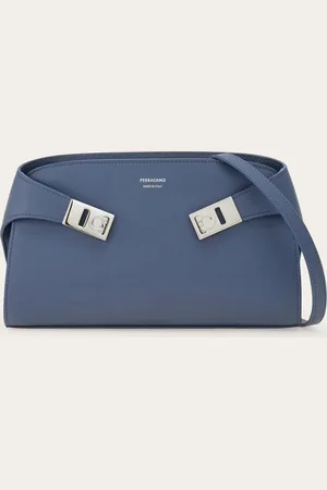 Salvatore Ferragamo Mini-Bag mit einhüllender Form und zeitgemäßer Linie für eine glamouröse Weiblichkeit