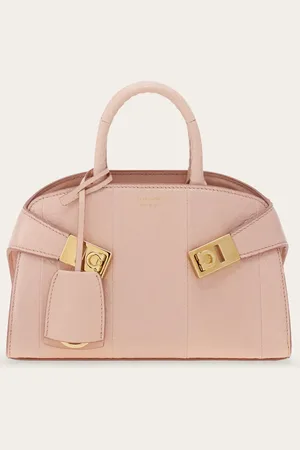 Salvatore Ferragamo Kompakt und kostbar: Diese Version der Hug Tasche zeigt sich mit Struktur sowie Vorder- und Rückseite aus luxuriösem Elapheleder