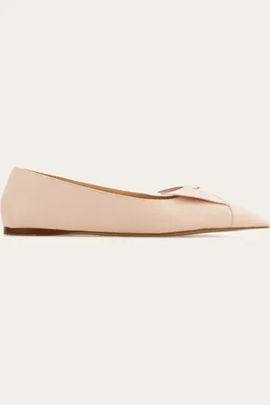 Salvatore Ferragamo Eine weiche Lederschleife umschließt die Zehen und ziert diese spitz zulaufende Ballerina mit Eleganz