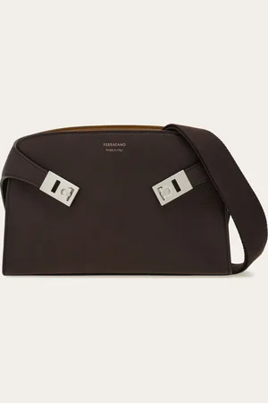 Salvatore Ferragamo Neue Kuriertasche mit von der Hug-Kollektion inspirierten Formen, aus üppigem gehämmertem Leder und mit satinierten Schnallen