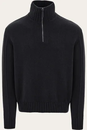 Salvatore Ferragamo Interpretiert den Pullover aus reinem Kaschmir mit edlen Details wie dem reliefartigen Maschenmuster der Ärmel, dem Reißverschluss mit Lederschieber und dem roten Faden auf der Innenseite des hohen Halsabschlusses