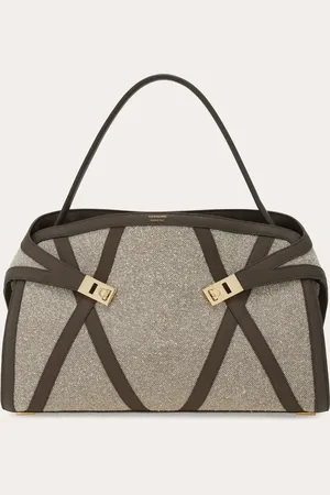 Salvatore Ferragamo Bei dieser Hug Handtasche, die aus umweltfreundlichen Materialien gemacht ist, steht die Nachhaltigkeit im Vordergrund: Canvas und Leder werden aus recycelten Verarbeitungsmaterialien gewonnen und bilden die ikonische einhüllende Silhouette