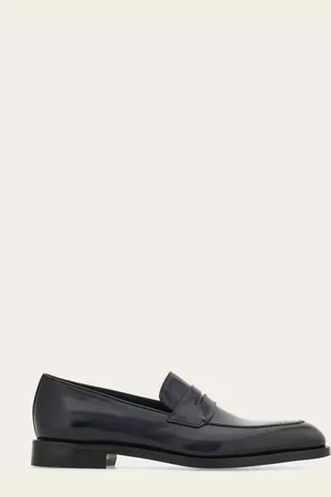 Salvatore Ferragamo Eleganter Loafer mit schmal zulaufender Kappe, die durch eine handgefertigte Doppelsteppnaht betont wird