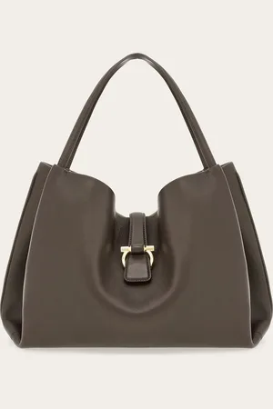 Salvatore Ferragamo Neue destrukturierte und geräumige Tragetasche mit Seiten, die durch ein Spiel mit Knicken und Balgfalten geprägt sind, die auf die Formen der Lilie, das Symbol der Stadt Florenz, verweisen