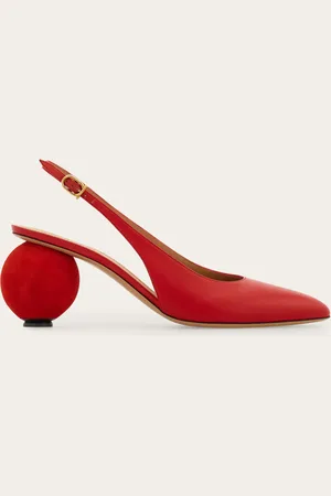 Salvatore Ferragamo Als Highlight der Saison mit Inspirationen aus dem Archiv der Maison kommt der mit Veloursleder im selben Farbton überzogene Kugelabsatz