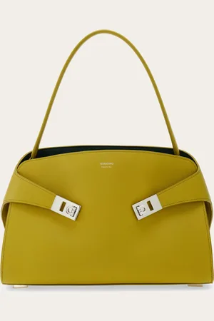 Salvatore Ferragamo Mit neuer Großstadteleganz zeigt sich diese zweifarbige Version der Hug Soft Tasche