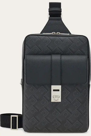 Salvatore Ferragamo Einschulter-Design und perfekte Funktionsgerechtigkeit prägen dieses Modell mit großer Fronttasche und Hug Schnalle