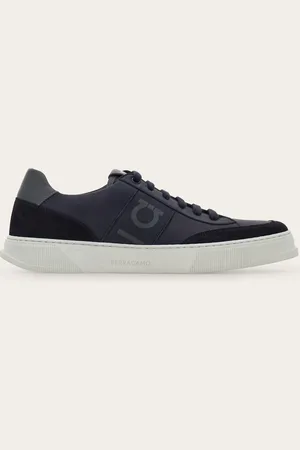 Salvatore Ferragamo Neue Variante des Low-Top-Sneakers, mit Lederobermaterial und Profilen aus Veloursleder im selben Farbton