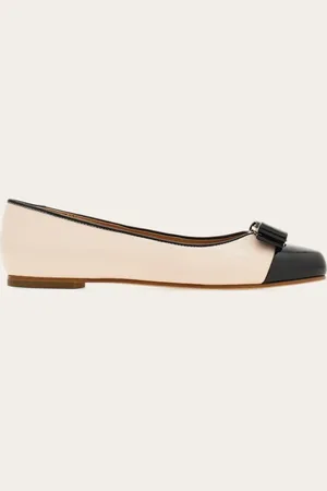 Salvatore Ferragamo Die elegante und superfeminine Varina Ballerina ist eine frische Neuinterpretation des -Stils