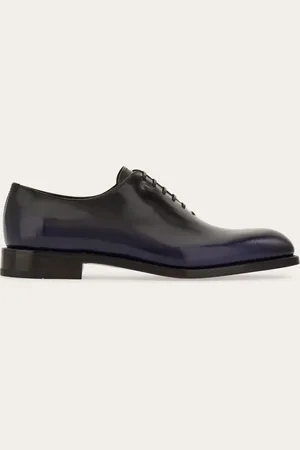 Salvatore Ferragamo Oxford-Schnürschuh mit eleganter Linie, Obermaterial aus zweifarbig nuanciertem Kalbsleder dank handwerklich ausgeführter Tamponierung
