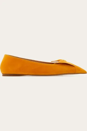 Salvatore Ferragamo Eine weiche Lederschleife umschließt die Zehen und ziert diese spitz zulaufende Ballerina mit Eleganz